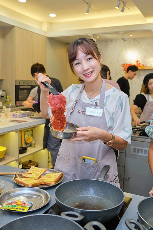 中秋烤肉作法, 中秋烤肉食譜, 中秋創意料理, 桂冠日式照燒醬, 桂冠蜂蜜芥末沙拉醬, 桂冠沙拉, 桂冠輕鬆料理醬, 牛排三明治作法, 牛排三明治料理, 桂冠窩廚房, 照燒醬料理, 媽媽料理推薦, 桂冠食譜, 懶人料理食譜, 照燒醬推薦