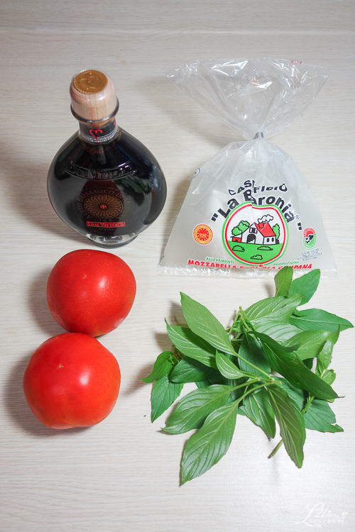 卡布里沙拉, Caprese salad, 水牛莫札瑞拉起司料理, 水牛莫札瑞拉起司食譜, 巴薩米克醋食譜, 巴薩米克醋料理, 義大利經典美食, 義大利必吃美食, 義大利推薦美食, 卡布里沙拉做法, 卡布里沙拉食譜, 夏天沙拉做法, 開胃菜作法, 開胃菜食譜, 夏天沙拉食譜, 義大利開胃菜推薦