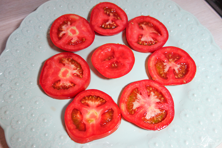 卡布里沙拉, Caprese salad, 水牛莫札瑞拉起司料理, 水牛莫札瑞拉起司食譜, 巴薩米克醋食譜, 巴薩米克醋料理, 義大利經典美食, 義大利必吃美食, 義大利推薦美食, 卡布里沙拉做法, 卡布里沙拉食譜, 夏天沙拉做法, 開胃菜作法, 開胃菜食譜, 夏天沙拉食譜, 義大利開胃菜推薦