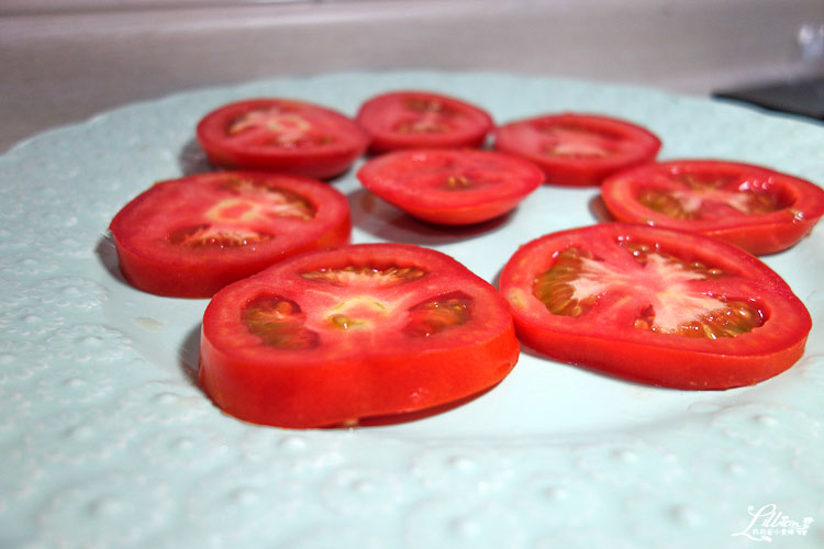 卡布里沙拉, Caprese salad, 水牛莫札瑞拉起司料理, 水牛莫札瑞拉起司食譜, 巴薩米克醋食譜, 巴薩米克醋料理, 義大利經典美食, 義大利必吃美食, 義大利推薦美食, 卡布里沙拉做法, 卡布里沙拉食譜, 夏天沙拉做法, 開胃菜作法, 開胃菜食譜, 夏天沙拉食譜, 義大利開胃菜推薦