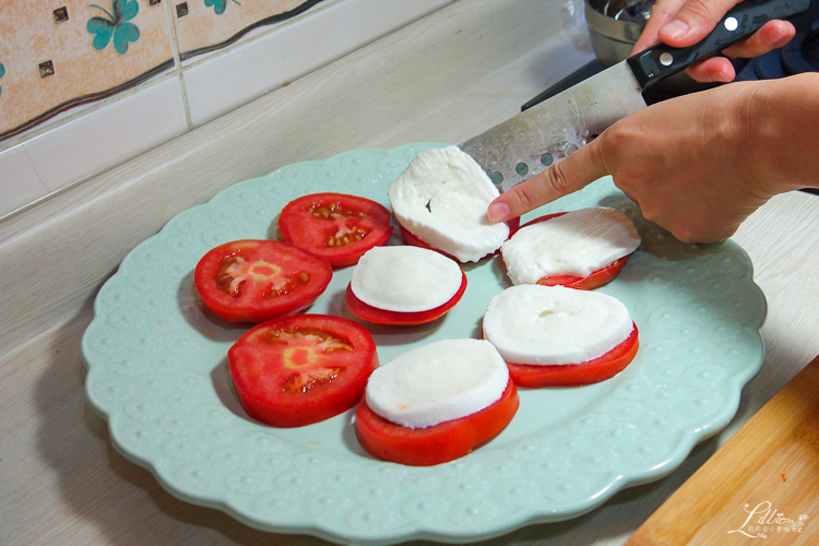 卡布里沙拉, Caprese salad, 水牛莫札瑞拉起司料理, 水牛莫札瑞拉起司食譜, 巴薩米克醋食譜, 巴薩米克醋料理, 義大利經典美食, 義大利必吃美食, 義大利推薦美食, 卡布里沙拉做法, 卡布里沙拉食譜, 夏天沙拉做法, 開胃菜作法, 開胃菜食譜, 夏天沙拉食譜, 義大利開胃菜推薦