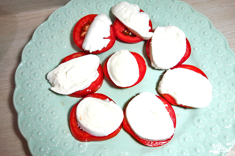 卡布里沙拉, Caprese salad, 水牛莫札瑞拉起司料理, 水牛莫札瑞拉起司食譜, 巴薩米克醋食譜, 巴薩米克醋料理, 義大利經典美食, 義大利必吃美食, 義大利推薦美食, 卡布里沙拉做法, 卡布里沙拉食譜, 夏天沙拉做法, 開胃菜作法, 開胃菜食譜, 夏天沙拉食譜, 義大利開胃菜推薦