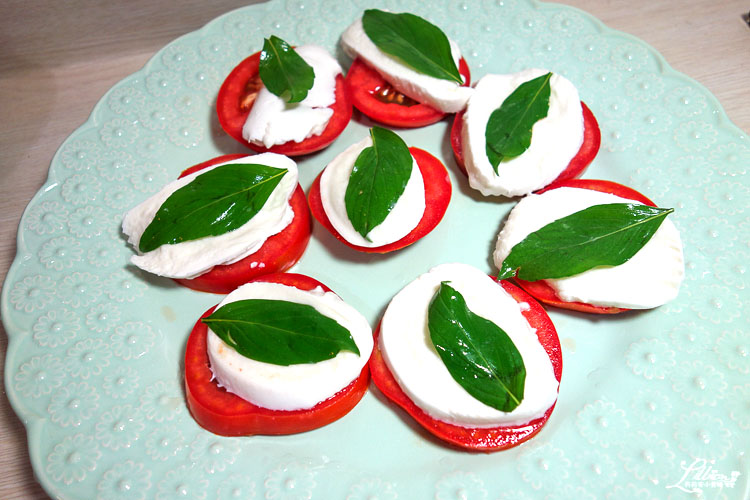 卡布里沙拉, Caprese salad, 水牛莫札瑞拉起司料理, 水牛莫札瑞拉起司食譜, 巴薩米克醋食譜, 巴薩米克醋料理, 義大利經典美食, 義大利必吃美食, 義大利推薦美食, 卡布里沙拉做法, 卡布里沙拉食譜, 夏天沙拉做法, 開胃菜作法, 開胃菜食譜, 夏天沙拉食譜, 義大利開胃菜推薦