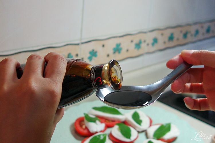 卡布里沙拉, Caprese salad, 水牛莫札瑞拉起司料理, 水牛莫札瑞拉起司食譜, 巴薩米克醋食譜, 巴薩米克醋料理, 義大利經典美食, 義大利必吃美食, 義大利推薦美食, 卡布里沙拉做法, 卡布里沙拉食譜, 夏天沙拉做法, 開胃菜作法, 開胃菜食譜, 夏天沙拉食譜, 義大利開胃菜推薦