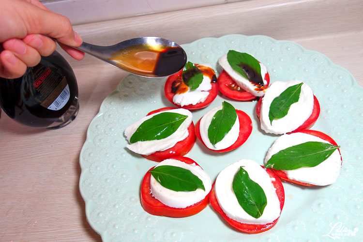 卡布里沙拉, Caprese salad, 水牛莫札瑞拉起司料理, 水牛莫札瑞拉起司食譜, 巴薩米克醋食譜, 巴薩米克醋料理, 義大利經典美食, 義大利必吃美食, 義大利推薦美食, 卡布里沙拉做法, 卡布里沙拉食譜, 夏天沙拉做法, 開胃菜作法, 開胃菜食譜, 夏天沙拉食譜, 義大利開胃菜推薦