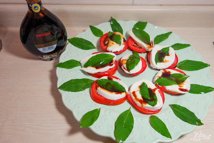 卡布里沙拉, Caprese salad, 水牛莫札瑞拉起司料理, 水牛莫札瑞拉起司食譜, 巴薩米克醋食譜, 巴薩米克醋料理, 義大利經典美食, 義大利必吃美食, 義大利推薦美食, 卡布里沙拉做法, 卡布里沙拉食譜, 夏天沙拉做法, 開胃菜作法, 開胃菜食譜, 夏天沙拉食譜, 義大利開胃菜推薦