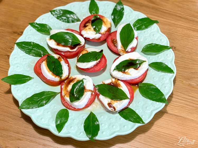 卡布里沙拉, Caprese salad, 水牛莫札瑞拉起司料理, 水牛莫札瑞拉起司食譜, 巴薩米克醋食譜, 巴薩米克醋料理, 義大利經典美食, 義大利必吃美食, 義大利推薦美食, 卡布里沙拉做法, 卡布里沙拉食譜, 夏天沙拉做法, 開胃菜作法, 開胃菜食譜, 夏天沙拉食譜, 義大利開胃菜推薦