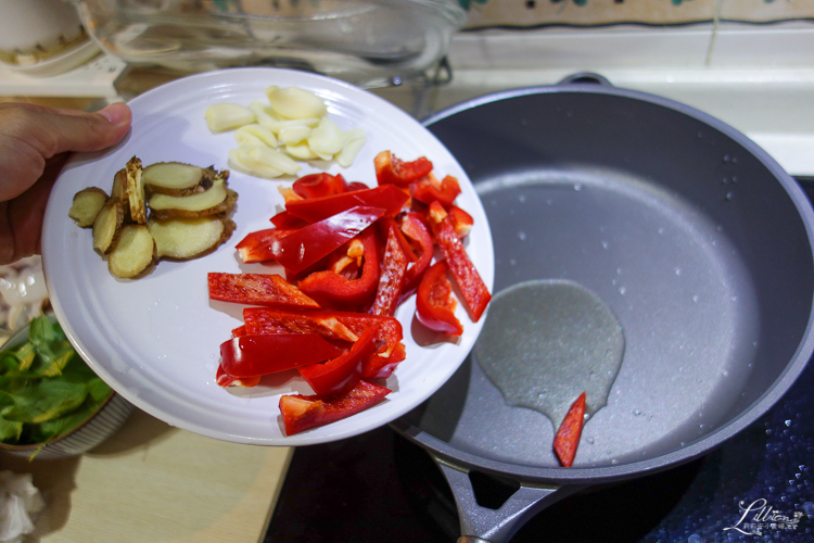 小卷料理, 塔香小卷, 塔香小卷食譜, 塔香小卷作法, 家常菜料理, 小管料理, 九層塔料理, 料理部落客, 簡易小卷料理