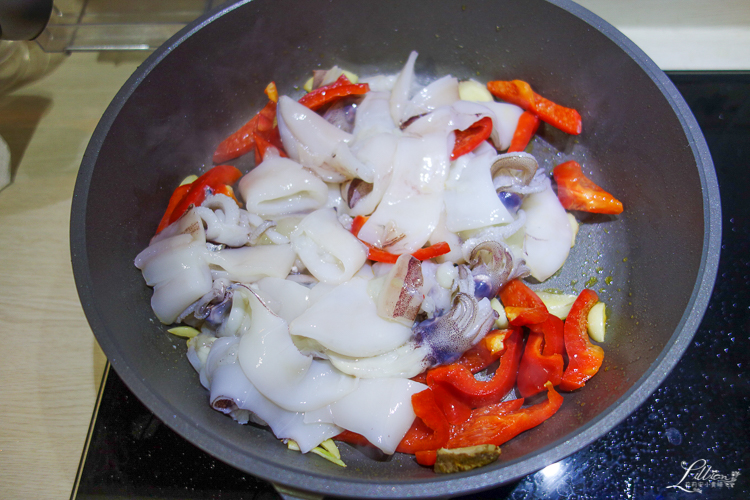 小卷料理, 塔香小卷, 塔香小卷食譜, 塔香小卷作法, 家常菜料理, 小管料理, 九層塔料理, 料理部落客, 簡易小卷料理