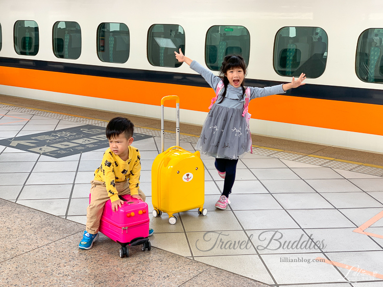 Travel Buddies,兒童動物行李箱,兒童可坐行李箱,兒童巴士行李箱,兒童登機箱,兒童行李箱推薦,好物推薦,小朋友旅行箱推薦,旅行必備,行李箱滑步車,親子好物,騎乘行李箱 @莉莉安小貴婦旅行札記