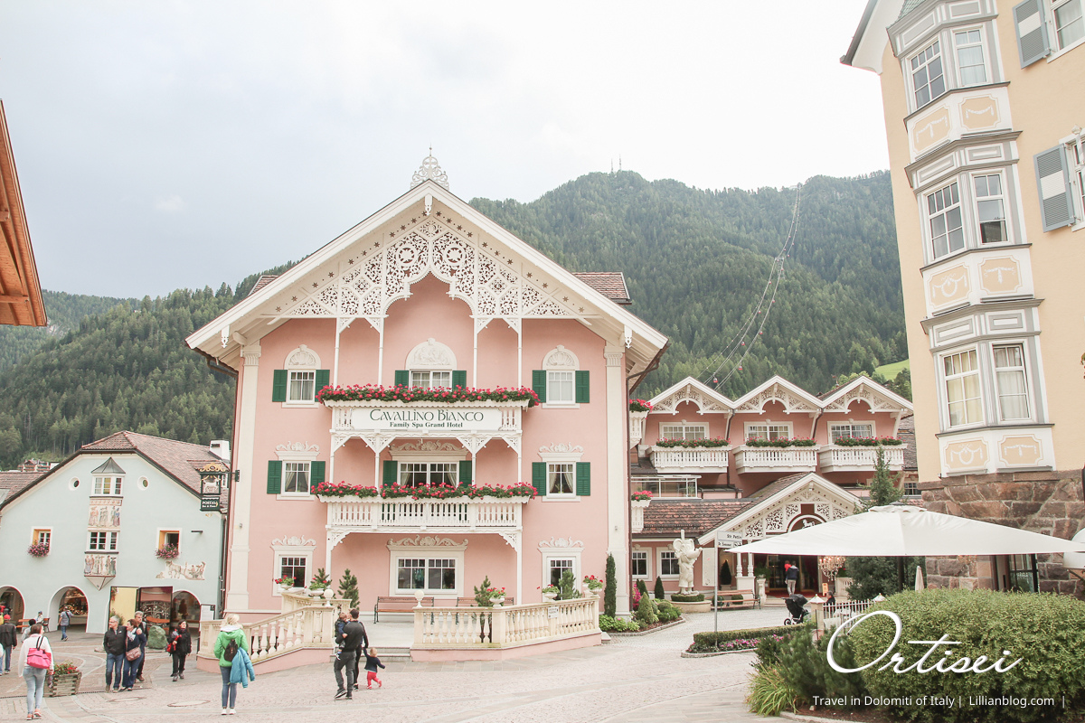 義大利自助旅行, 義大利推薦景點, dolomiti, 多洛米蒂, 多洛米蒂dolomiti, 多羅米提, Ortisei景點推薦, Ortisei滑雪纜車, Ortisei健行纜車, Val Gardena山谷, 白馬飯店, Cavallino Bianco Family Spa Grand Hotel, Ortisei咖啡館推薦, Chiesa san Ulrico教堂, Saint Anthony’s Chapel教堂, Mont Sëuc纜車, Ortisei纜車推薦, dolomiti纜車, Santa Christina, Selva, Wolkenstein, Sankt Ulrich