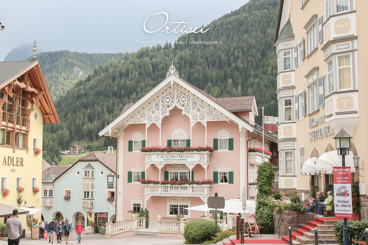 Cavallino Bianco Family Spa Grand Hotel,Chiesa san Ulrico教堂,Dolomiti,dolomiti纜車,Mont Sëuc纜車,Ortisei健行纜車,Ortisei咖啡館推薦,Ortisei景點推薦,Ortisei滑雪纜車,Ortisei纜車推薦,Saint Anthony’s Chapel教堂,Sankt Ulrich,Santa Christina,Selva,Val Gardena山谷,Wolkenstein,多洛米蒂,多洛米蒂Dolomiti,多羅米提,白馬飯店,義大利推薦景點,義大利自助旅行 @莉莉安小貴婦旅行札記