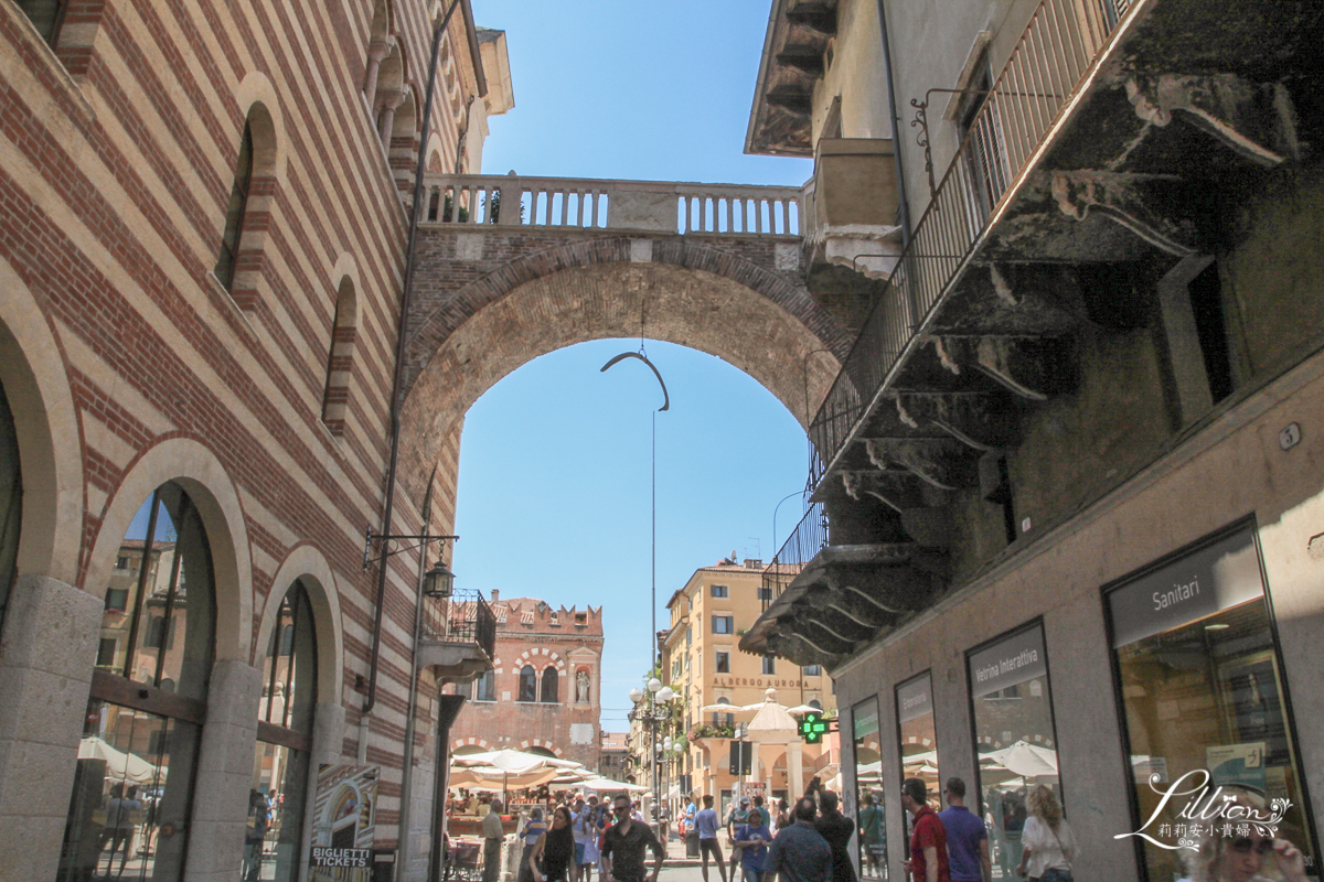 維洛納景點推薦, 維洛納一日遊, 維洛納Verona, Verona旅遊季節, 維洛納歌劇節, Arena圓形劇場, Verona歌劇節, 維洛納交通方式, 維洛納行程規劃, Via Giuseppe Mazzini大道, 茱麗葉的家, Casa di Giulietta, 香草廣場, Piazza delle Erbe, 維洛納但丁廣場, 維洛納領主廣場, Piazza dei Signori, 史卡拉家族墓園, Le arche scaligere,羅密歐的家, Casa di Romeo, 古羅馬劇場, Teatro Romano di Verona, 維洛納聖彼得堡, Castel San Pietro, 史卡拉家族城堡, Castel Vecchio, 維洛納推薦餐廳, Vicenza, 奧林匹克劇院, Teatro Olimpico