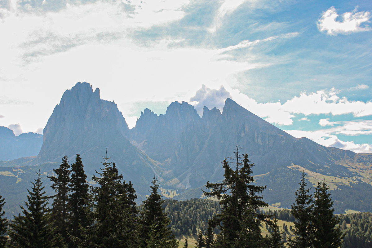 Seilbahnen St.Ulrich, Seiser Alm纜車, Mont Sëuc, Ortisei自駕, Ortisei停車場, Funivie Ortisei – Alpe di Siusi, Sonne Chairlift, Val Gardena山谷, Gruppo del Sassolungo山峰, Langkofel group, Alpe di Siusi, 施勒恩峰, Schlern, 義大利世界遺產, 義大利推薦景點, 義大利自助旅行, 義大利阿爾卑斯山, South Tyrol, 南提洛爾, 多洛米蒂, 多洛米蒂Dolomiti, 多洛米蒂纜車, 多洛米蒂自由行, 多羅米提