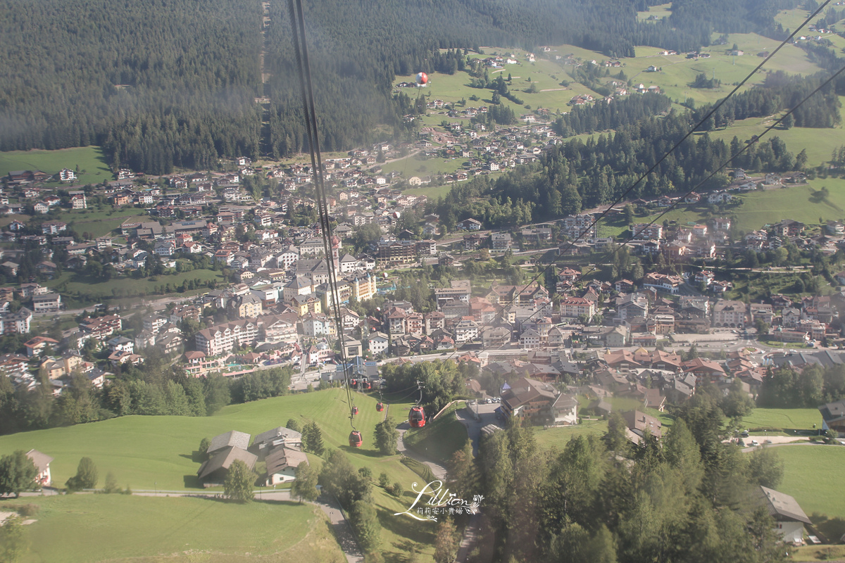 Seilbahnen St.Ulrich, Seiser Alm纜車, Mont Sëuc, Ortisei自駕, Ortisei停車場, Funivie Ortisei – Alpe di Siusi, Sonne Chairlift, Val Gardena山谷, Gruppo del Sassolungo山峰, Langkofel group, Alpe di Siusi, 施勒恩峰, Schlern, 義大利世界遺產, 義大利推薦景點, 義大利自助旅行, 義大利阿爾卑斯山, South Tyrol, 南提洛爾, 多洛米蒂, 多洛米蒂Dolomiti, 多洛米蒂纜車, 多洛米蒂自由行, 多羅米提