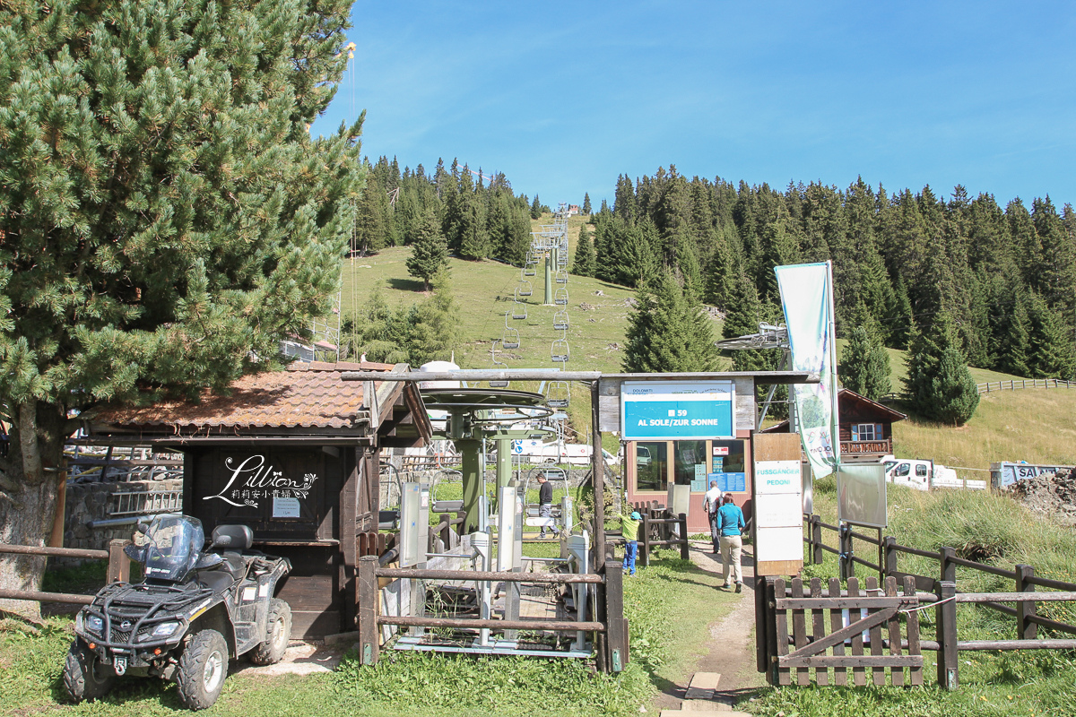 Seilbahnen St.Ulrich, Seiser Alm纜車, Mont Sëuc, Ortisei自駕, Ortisei停車場, Funivie Ortisei – Alpe di Siusi, Sonne Chairlift, Val Gardena山谷, Gruppo del Sassolungo山峰, Langkofel group, Alpe di Siusi, 施勒恩峰, Schlern, 義大利世界遺產, 義大利推薦景點, 義大利自助旅行, 義大利阿爾卑斯山, South Tyrol, 南提洛爾, 多洛米蒂, 多洛米蒂Dolomiti, 多洛米蒂纜車, 多洛米蒂自由行, 多羅米提