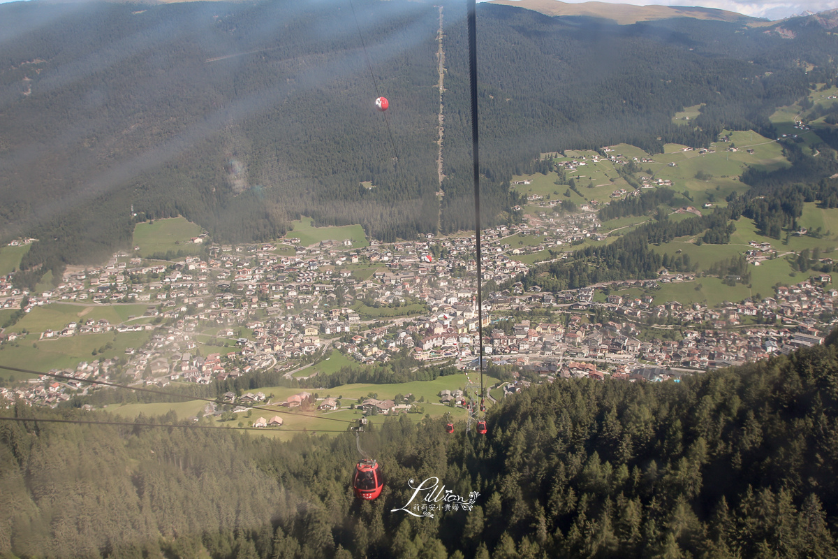 Seilbahnen St.Ulrich, Seiser Alm纜車, Mont Sëuc, Ortisei自駕, Ortisei停車場, Funivie Ortisei – Alpe di Siusi, Sonne Chairlift, Val Gardena山谷, Gruppo del Sassolungo山峰, Langkofel group, Alpe di Siusi, 施勒恩峰, Schlern, 義大利世界遺產, 義大利推薦景點, 義大利自助旅行, 義大利阿爾卑斯山, South Tyrol, 南提洛爾, 多洛米蒂, 多洛米蒂Dolomiti, 多洛米蒂纜車, 多洛米蒂自由行, 多羅米提