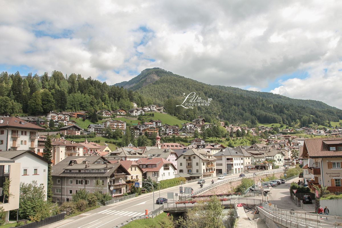 義大利自助旅行, 義大利推薦景點, dolomiti, 多洛米蒂, 多洛米蒂dolomiti, 多羅米提, Ortisei景點推薦, Ortisei滑雪纜車, Ortisei健行纜車, Val Gardena山谷, 白馬飯店, Cavallino Bianco Family Spa Grand Hotel, Ortisei咖啡館推薦, Chiesa san Ulrico教堂, Saint Anthony’s Chapel教堂, Mont Sëuc纜車, Ortisei纜車推薦, dolomiti纜車, Santa Christina, Selva, Wolkenstein, Sankt Ulrich