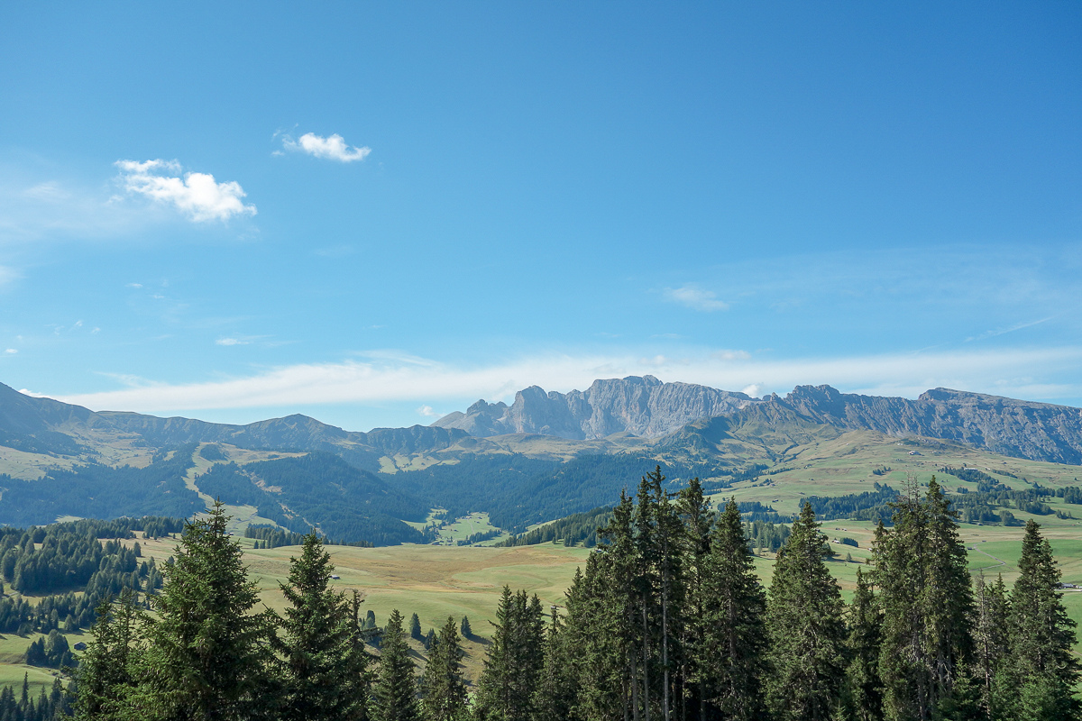 Seilbahnen St.Ulrich, Seiser Alm纜車, Mont Sëuc, Ortisei自駕, Ortisei停車場, Funivie Ortisei – Alpe di Siusi, Sonne Chairlift, Val Gardena山谷, Gruppo del Sassolungo山峰, Langkofel group, Alpe di Siusi, 施勒恩峰, Schlern, 義大利世界遺產, 義大利推薦景點, 義大利自助旅行, 義大利阿爾卑斯山, South Tyrol, 南提洛爾, 多洛米蒂, 多洛米蒂Dolomiti, 多洛米蒂纜車, 多洛米蒂自由行, 多羅米提