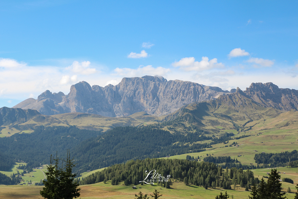 Seilbahnen St.Ulrich, Seiser Alm纜車, Mont Sëuc, Ortisei自駕, Ortisei停車場, Funivie Ortisei – Alpe di Siusi, Sonne Chairlift, Val Gardena山谷, Gruppo del Sassolungo山峰, Langkofel group, Alpe di Siusi, 施勒恩峰, Schlern, 義大利世界遺產, 義大利推薦景點, 義大利自助旅行, 義大利阿爾卑斯山, South Tyrol, 南提洛爾, 多洛米蒂, 多洛米蒂Dolomiti, 多洛米蒂纜車, 多洛米蒂自由行, 多羅米提