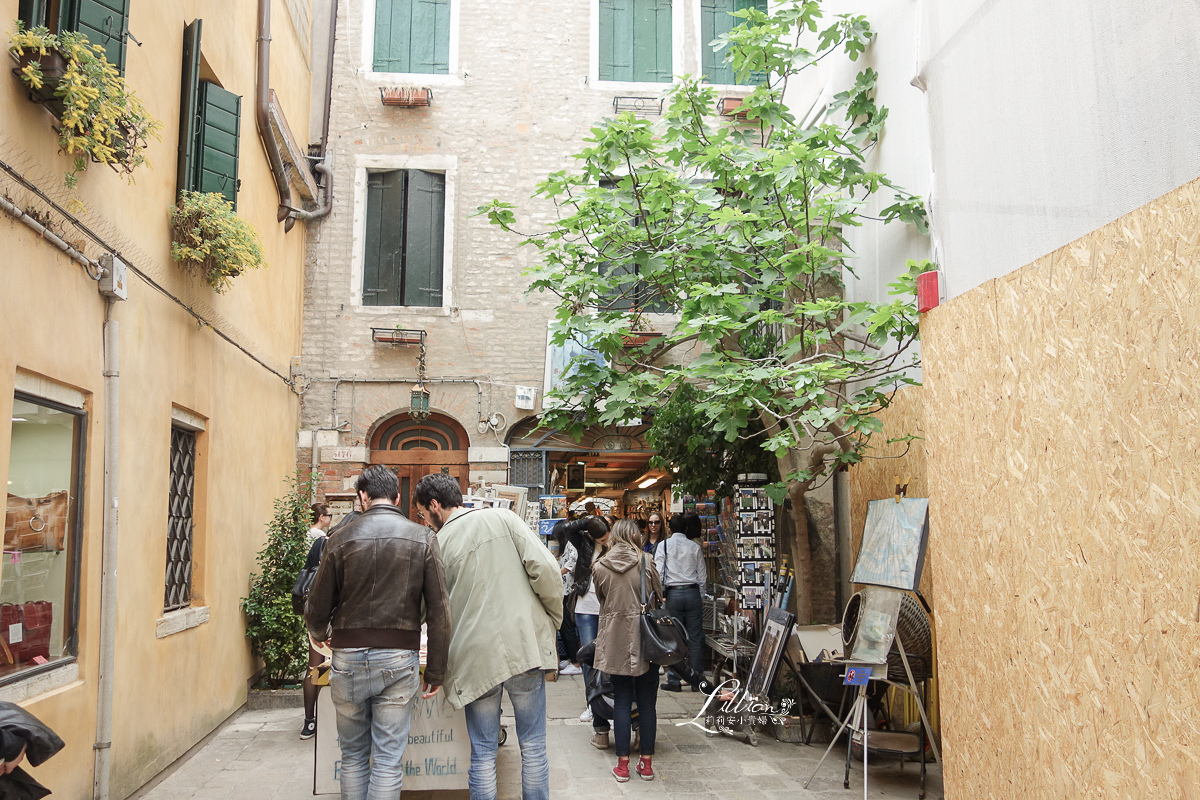 Libreria Acqua Alta, 沉船書店, 威尼斯, 威尼斯推薦景點, 威尼斯必去, 威尼斯旅遊, 威尼斯自助旅行, 威尼斯自助游, 威尼斯自助行, 威尼斯自助行程, 威尼斯行程, 威尼斯親子旅行, 威尼斯親子自助旅行, 意大利, 威尼斯旅行攻略, 義大利旅行攻略, 威尼斯行程規劃, 威尼斯景點, 義大利, 義大利威尼斯, 義大利親子旅行, 義大利親子自助旅行, 威尼斯本島景點推薦