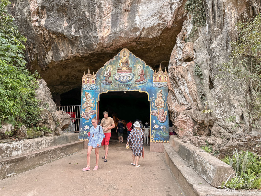 普吉島自由行, 普吉島自由行攻略, 普吉島旅遊, 素旺納庫哈廟, 神仙臥佛洞, Wat Suwan Khuha, 普吉島景點推薦, 攀牙景點推薦,泰國旅遊推薦, 泰國普吉島, 泰國普吉島